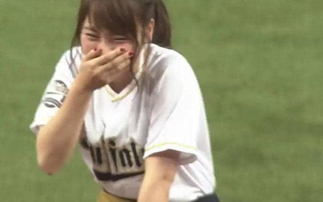 【始球式名場面】美女が赤面大暴投！　女優・川栄李奈さんのハニカミ始球式