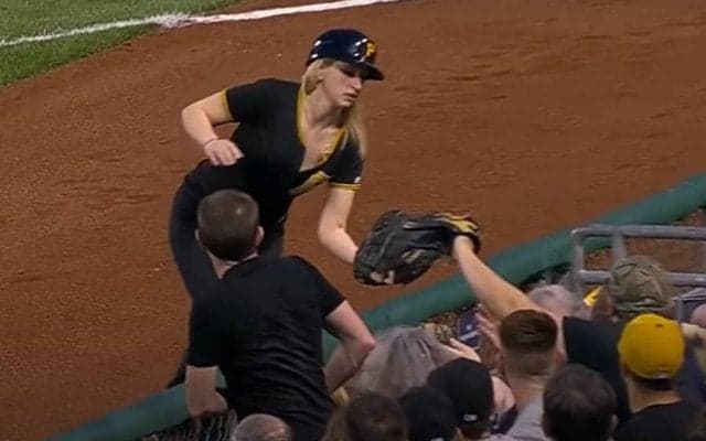 【球界名場面番外編】金髪ボールガールの超美技に球場騒然　ジャンプ一番好捕に「美しい」