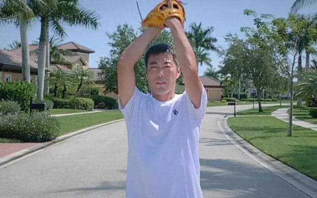 プロ野球の開幕を祝い、ファンと上原浩治らがつなぐ... 「みんなで始球式」