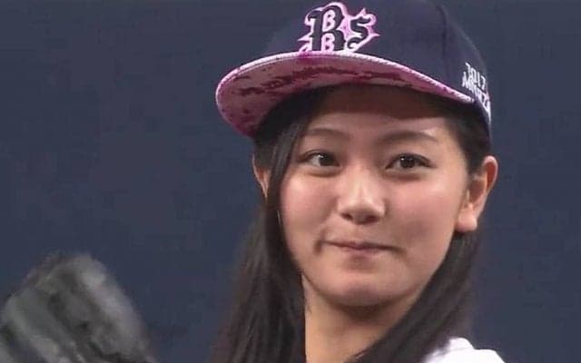 【始球式名場面】国民的美少女が美脚で魅了も…　工藤綾乃さんの赤面コロコロ始球式