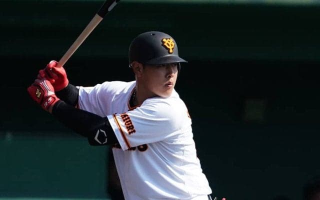 巨人岡本、第3打席で先制ソロ！　ロッテ・ハーマンの151キロ直球を右翼席へ運ぶ