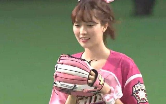 【始球式名場面】ピンクユニ＆美脚で球場魅了　ハーフ美女モデルの1球に拍手喝采