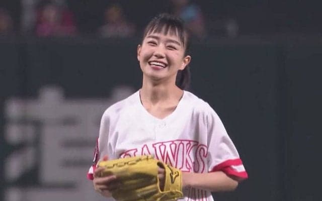 【始球式名場面】美人女優が衝撃のケンタウロス姿　奈緒さんの笑顔溢れるコロコロ投球