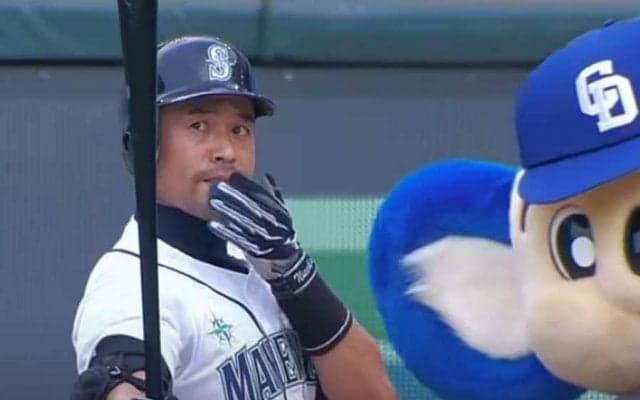 【始球式名場面】“偽イチロー”に台湾のファンがザワつく　ドアラを襲ったアクシデントとは？