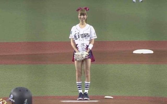 【始球式名場面】美女アイドルがノーバウンド投球！　“お掃除ユニット”らしくマウンドも“お掃除”