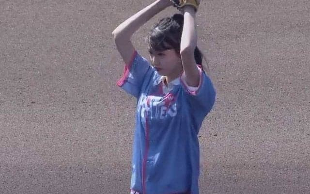 【始球式名場面】18歳美女が鎌ヶ谷を魅了　三愛水着イメージガール黒木麗奈さんのキュート投球