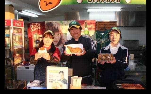 レクザムボールパーク丸亀球場内売店「じゅうじゅうkitchen」 「うどん」と「骨付鳥」が同時に楽しめる！ 進化し続ける球場売店【Ballpark Trip vol.1】