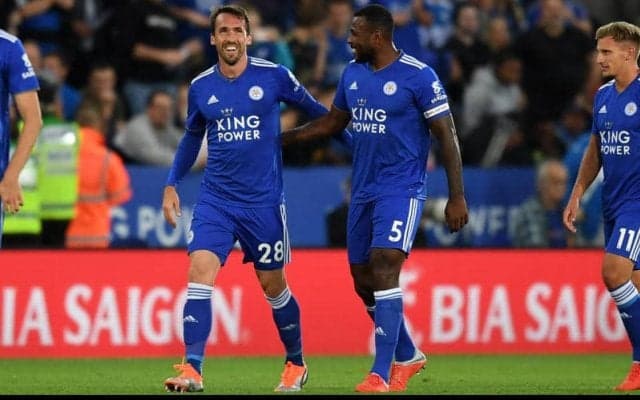 レスター、ベテランDFモーガン&フックスと1年契約延長