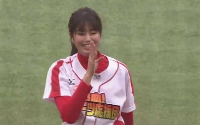 【始球式名場面】2球で追い込む神投球！　稲村亜美対ロッテ平沢、勝負の行方は？
