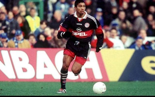 ブンデス史に残るストライカーFWエウベルがコーナーフラッグ付近からサイドネットに決める！【インクレディブル・ゴールズ】