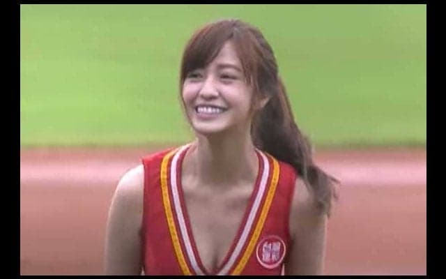 【始球式名場面番外編】台湾女優がチアガール姿で赤面…　大暴投も妖艶な一投
