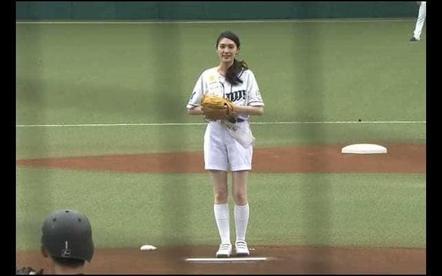 【始球式名場面】美女のノーバウンド投球にファン拍手　モデル・朝比奈恵美さんの豪快始球式