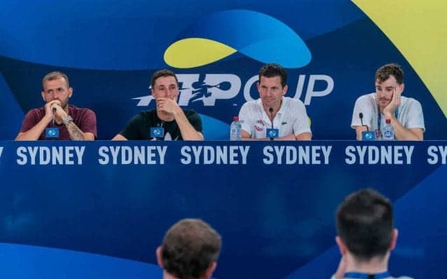 自国大会開催前にPCR検査を受けるテニス選手