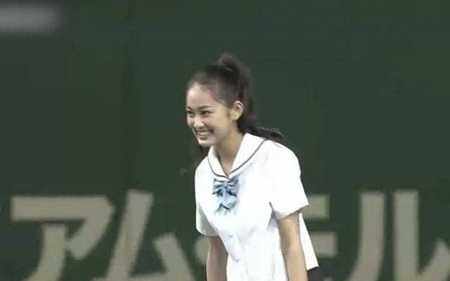 【始球式名場面】国民的美少女のセーラー服姿に球場沸く　吉本実憂さんの笑顔爽やか始球式