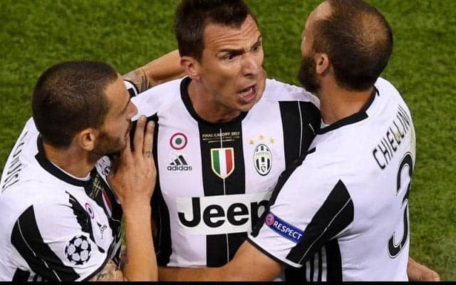 再現不可能！ボールが地面に触れず最後はマンジュキッチの技ありバイシクル【インクレディブル・ゴールズ】