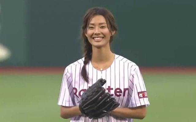 【始球式名場面】小麦肌の美人モデルに拍手喝采　すみれさんの健康美溢れる1球