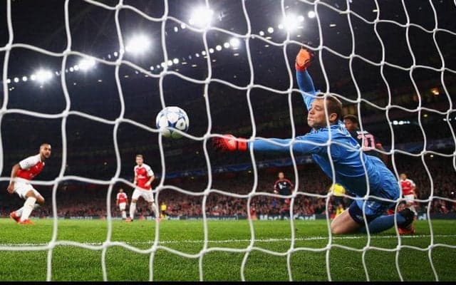 ウォルコットのヘディングを左手一本で弾き返すノイアーの超セーブ【アンビリーバブル・セーブス】