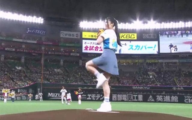 【始球式名場面】水色スカートがひらり　元AKB48倉持明日香さん、父親譲りの堂々投球