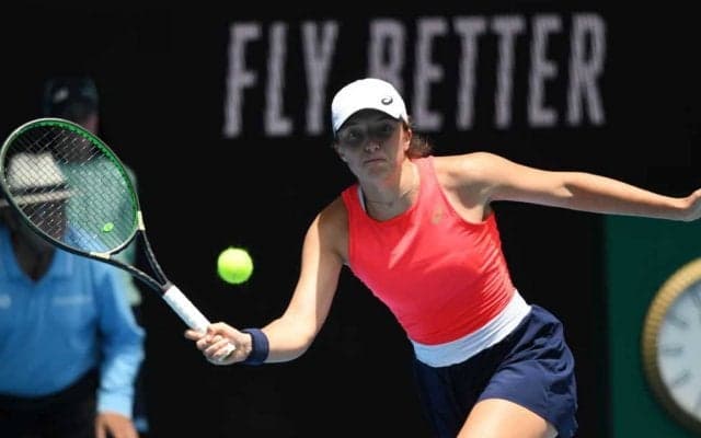 19歳のテニス美女、湖で楽しそうな水上テニス