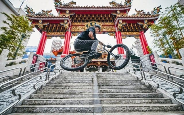 プロMTBライダー西窪友海とドイツ・RASOULUIONがマネジメント契約を締結