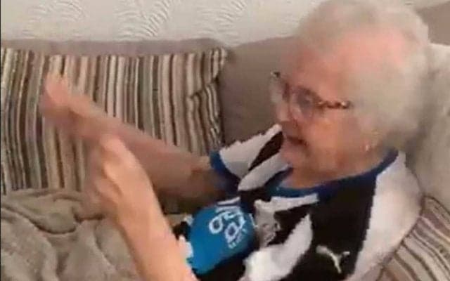 再開プレミアで感動ドラマ　新型コロナから回復、93歳女性ファンの歓喜のダンスに脚光