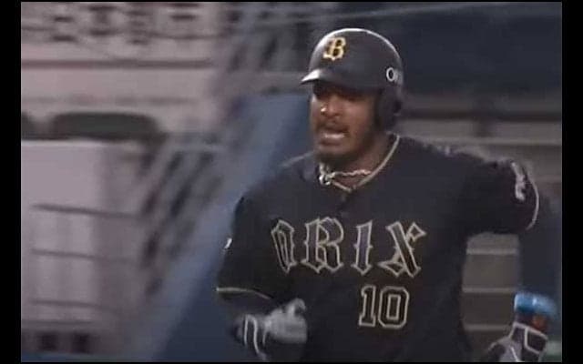 「これは本物」「軽く振っているよう…」オリ・ジョーンズの豪快来日1号にファン驚愕