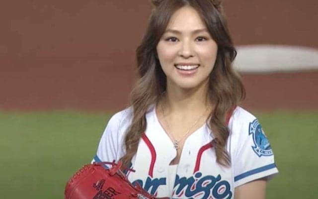 【始球式名場面番外編】前開きユニにホットパンツで　台湾グラドルの“クマ耳”かわいい一投