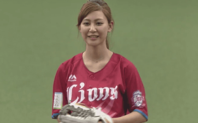 【始球式名場面】DeNA飯塚も惚れ直す？　「いーどぅし」かーなーさんのノーバウンド投球