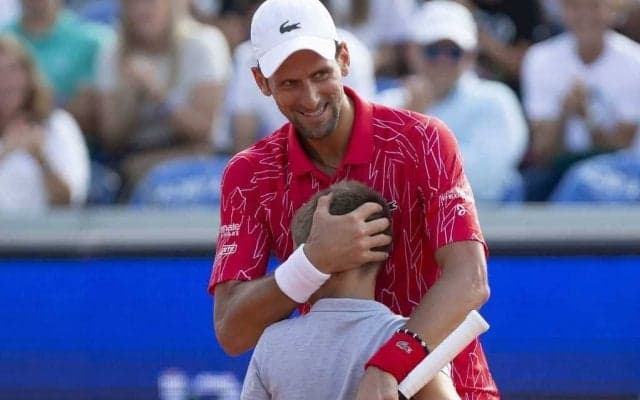 クラブで半裸パーティーに、マスクなしでハグや握手。ジョコビッチもコロナ陽性