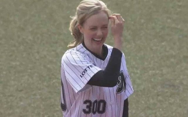 【始球式名場面】美しい金髪に眩しい笑顔！　朝ドラヒロインのワンバウンド投球に拍手喝采