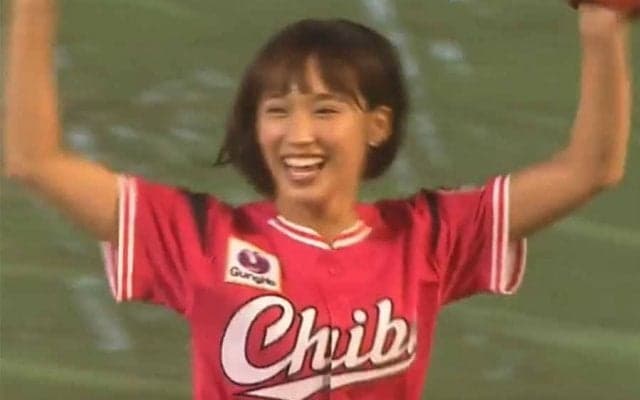 【始球式名場面】元バレエ美女の“I字開脚”投法に球場騒然　岡田サリオさんの軟体始球式