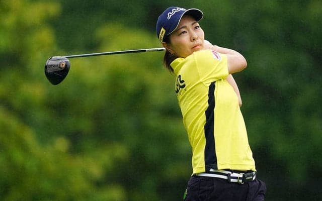 服部真夕、秘技“左打ち”でパープレー「右で打つより確率が上がる」　…第1Rを終えて