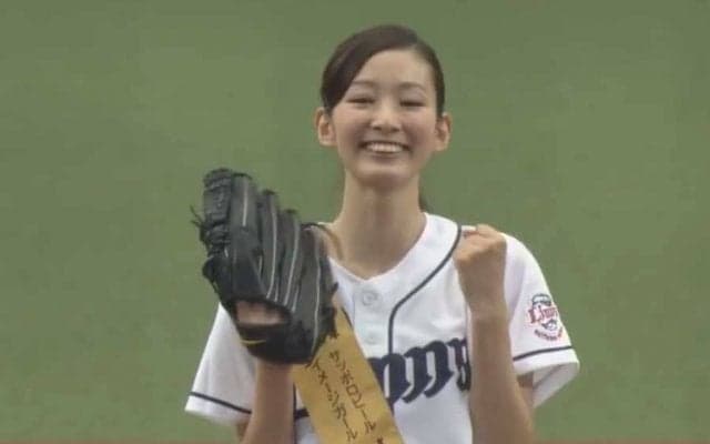 【始球式名場面】美女モデルの投球フォームが美しい！　川辺優紀子さんのサウスポー始球式