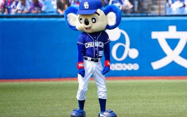 ドアラが危機一髪！　鈴木誠也の打球があわや直撃、まさかの「セーフ」にファン爆笑