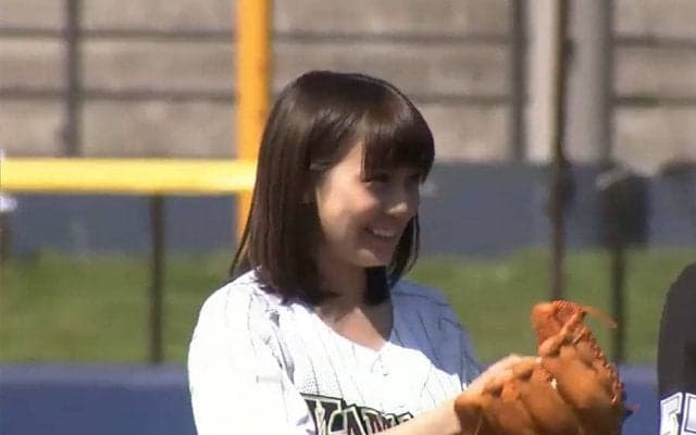 【始球式名場面】美女の“ストライク”にファンどよめく　女優・奥仲麻琴さんが笑顔で魅了