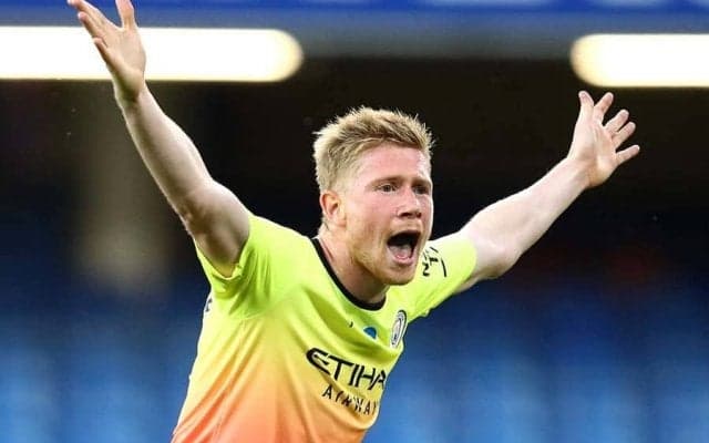 「衝撃の一撃」炸裂　デ・ブライネの“縦回転ドライブFK弾”に騒然「エグい落ち方」