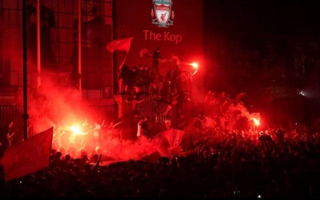 流石に喜び過ぎ！ ファン2000人が集結したリバプール、警察が市内中心部に解散命令を発令