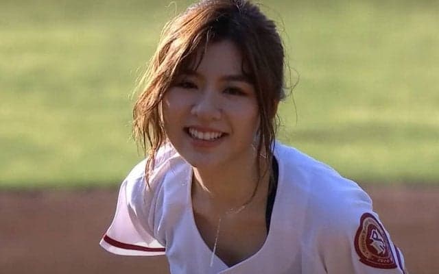 【始球式名場面】台湾美女がノーバウンド投球　人気シンガーが輝く笑顔で魅了