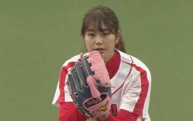 【始球式名場面】美女の93キロ大暴投！　タレント稲村亜美さん、まさかの失投に捕手に謝罪…