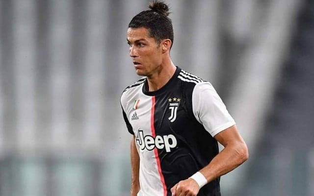 丸眼鏡のC.ロナウド　超個性的な“週末ファッション”に海外賛否「この凄まじい服」