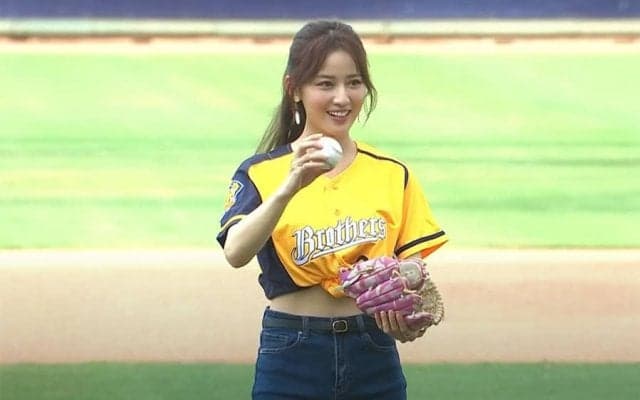 【始球式名場面】台湾美人女優の輝く笑顔　「狼人殺女神」がファンを魅了