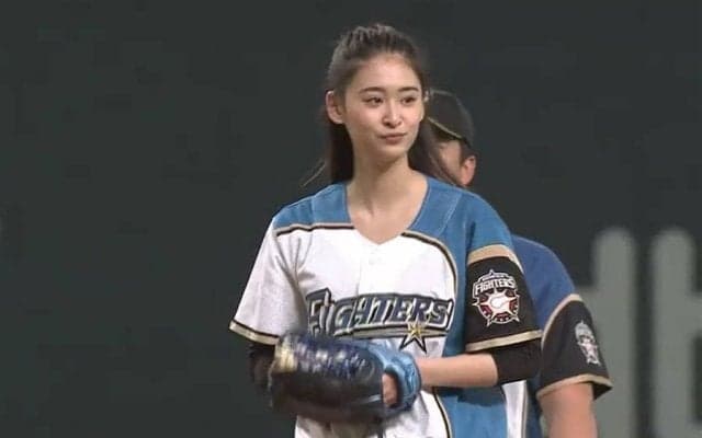 【始球式名場面】美女の豪快ノーバウンド投球！　女優・柳美稀さんがファン沸かせる