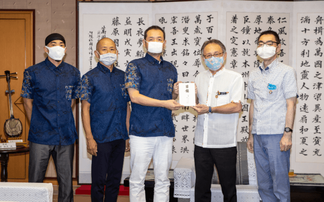 琉球ゴールデンキングス、沖縄県に首里城再建寄付金を贈呈