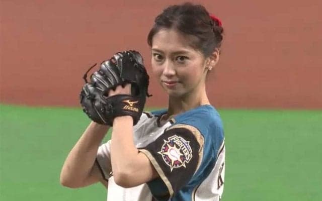【始球式名場面】画面から消える世紀の大暴投？　モー娘。OG飯田圭織さんの赤面始球式