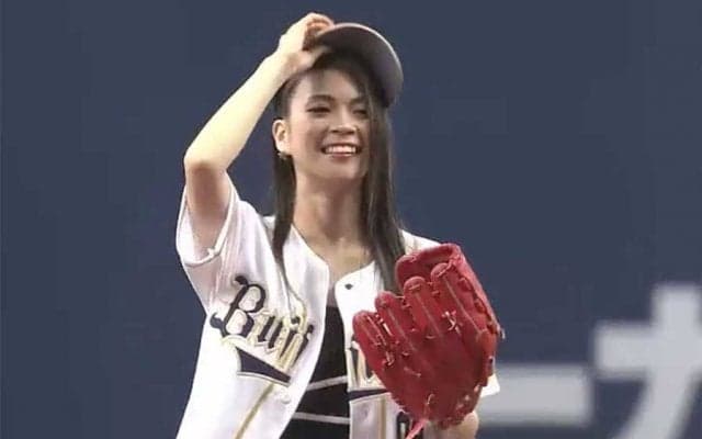 【始球式名場面】歌手史上最高の完璧投球に球場騒然！　小柳ゆきさんのノーバウンド投球