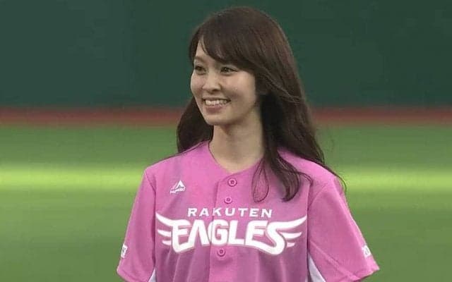 【始球式名場面】美女モデルの豪快コロコロ投球　ミスユニバース3位の1球にファン笑い