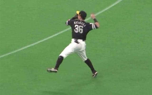 捕ってからが速すぎる！　ソフトバンク牧原が超絶美技披露