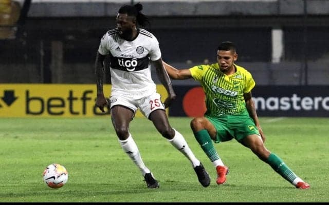 初先発でカンフーキックを見舞ったアデバヨール、コロナの影響でパラグアイクラブを加入4カ月で退団