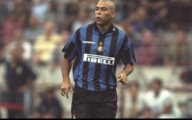 “怪物”ロナウドはFKまで蹴れる! 同胞ロベカルを彷彿とさせる長距離弾丸シュート【インクレディブル・ゴールズ】