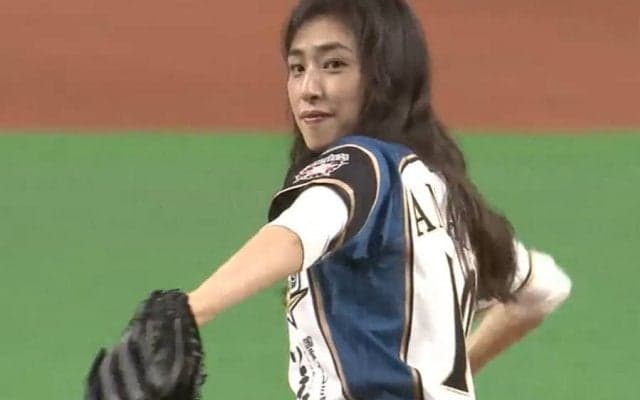 【始球式名場面】大物女優が豪快ノーバウンド投球！　天海祐希さんの1球にスタンドどよめく